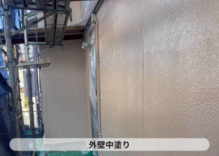 神戸市北区で日本ペイントのパーフェクトトップを用いて外装リフォームを行う現場で中塗り