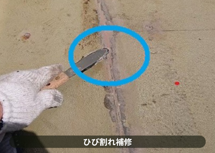 市川町にお住まいの方へ膨れたベランダ土間へのＦＲＰ防水工事を行う現場でひび割れ補修