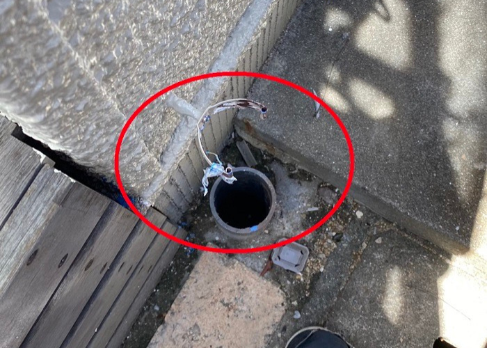 神戸市灘区　雨樋交換で既存の竪樋を撤去した様子