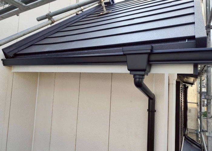 三田市で塩ビ鋼板雨樋へ交換した後の様子