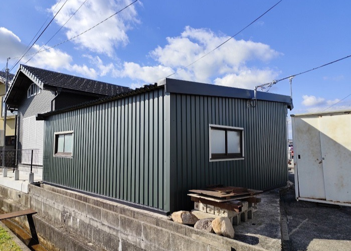 丹波篠山市　車庫の外壁貼り替えとして角波サイディングを貼った後の様子