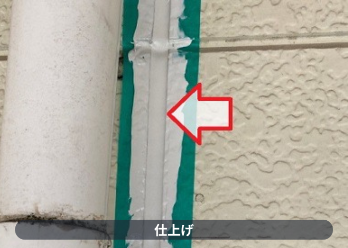東灘区　神戸市東灘区の外壁補修でシールを抑えている様子