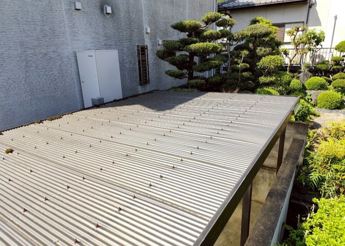 加西市でカーポート屋根の波板貼り替えでポリカ波板を使用する前の様子