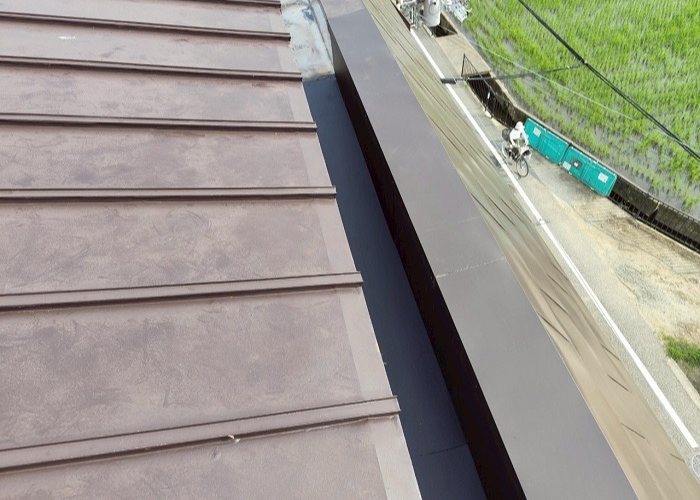 西宮市でパラペット上の笠木交換としてガルバリウム鋼板を使用した後の様子