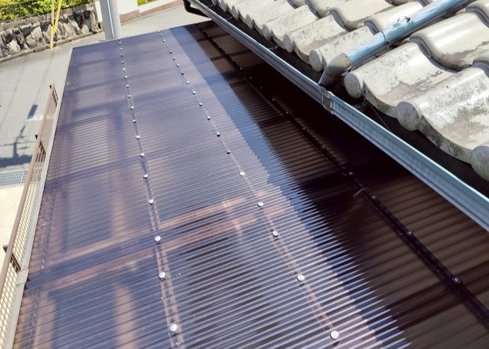 加西市でテラス屋根の波板を高耐久なポリカ波板に張り替えた後の様子