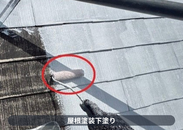 西宮市で屋根塗装工事として遮熱塗料を使用する現場で下塗り