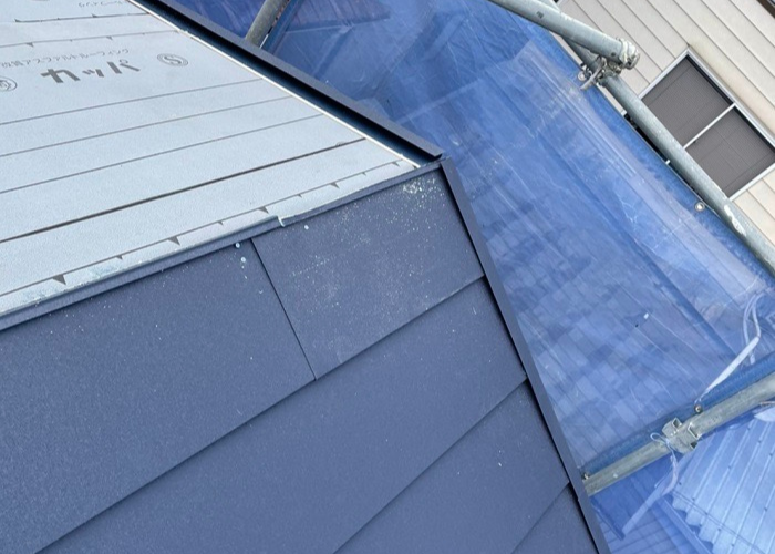 三木市　屋根葺き替え工事で軽量屋根材を葺いている様子