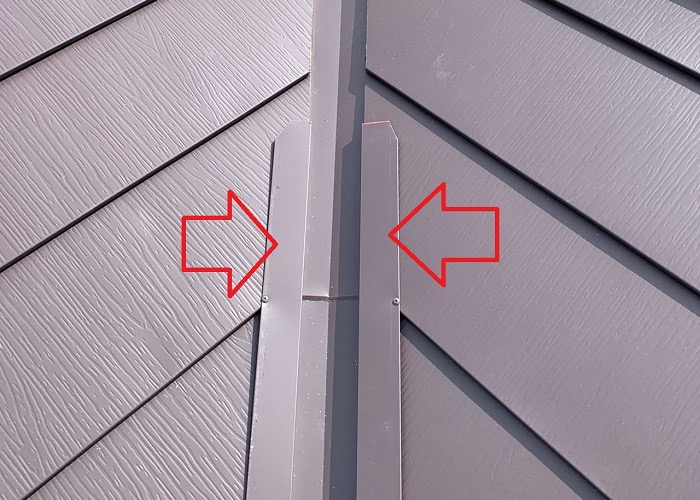 三木市　カバー工法で谷キャップを取り付けている様子