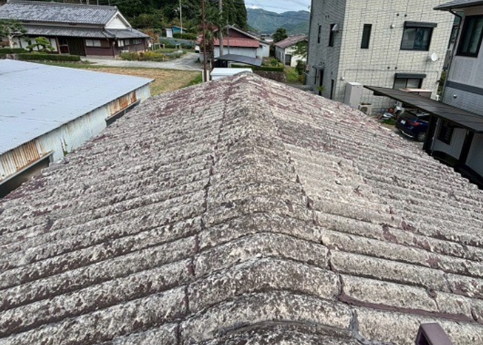 多可町で倉庫の屋根リフォームとして大波スレートへ金属屋根をカバー工事する前の様子