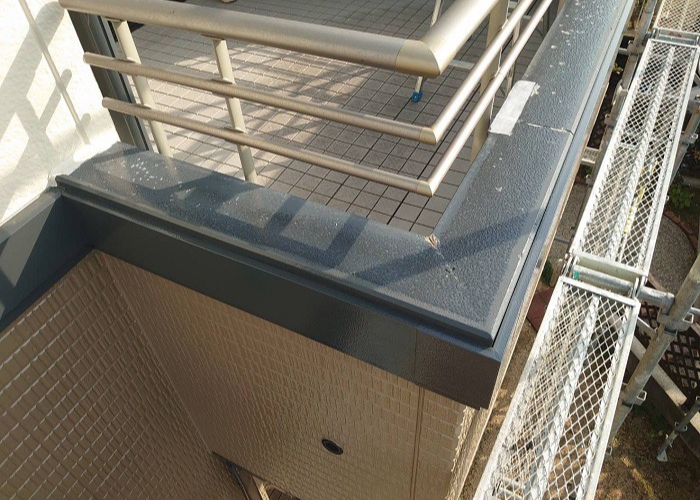 神戸市北区でバルコニー笠木の交換としてアルミ笠木を取り付ける前の様子