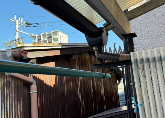 猪名川町　ベランダ屋根台風対策で雨樋を交換した後の様子