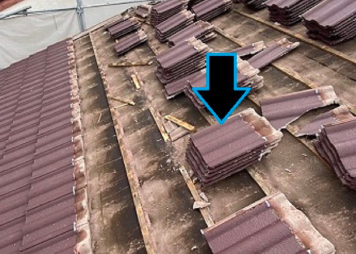 市川町にお住まいの方へご紹介するモニエル瓦屋根葺き替え工事で撤去作業