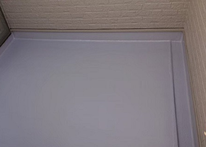 市川町にお住まいの方へ膨れたベランダ土間へのＦＲＰ防水工事を行った後の様子