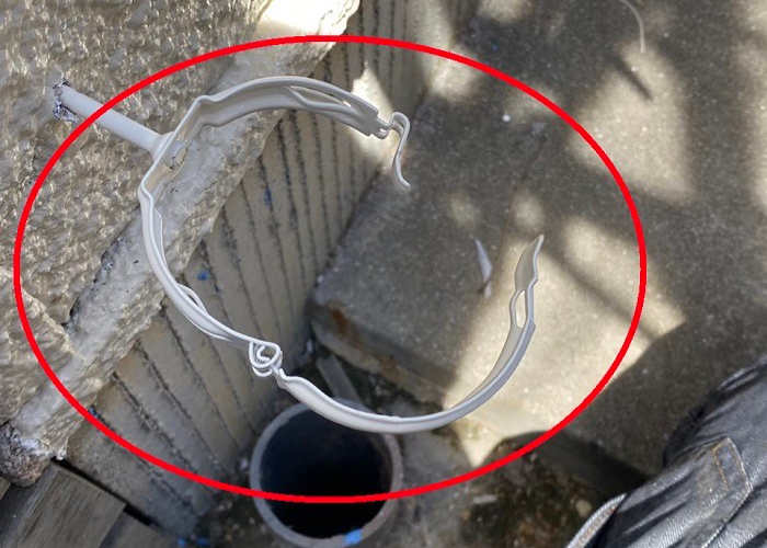 神戸市灘区　雨樋交換で竪樋の金具を取り付けた様子