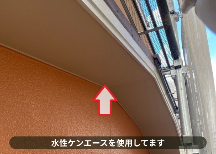 三木市　軒天修理でケイカル板に塗装していいる様子