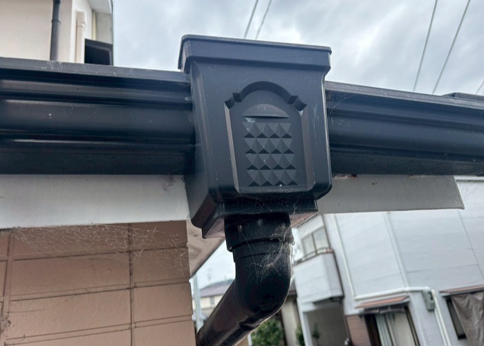 三田市で塩ビ鋼板雨樋へ交換する前の様子