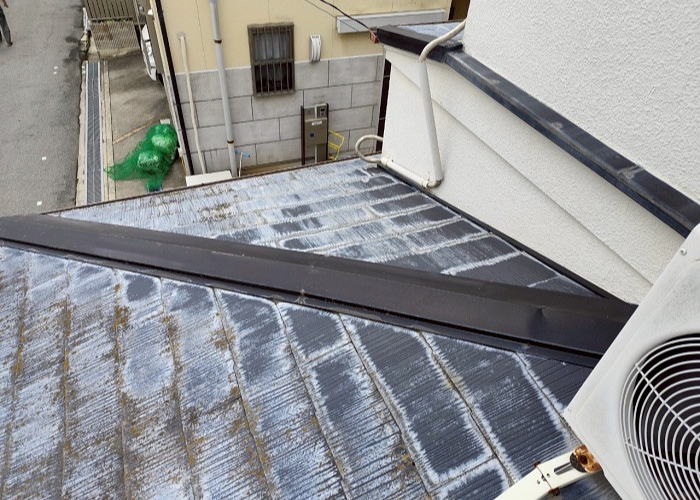 尼崎市でひび割れた下屋根のカラーベストに重ね葺き工事を行う前の様子