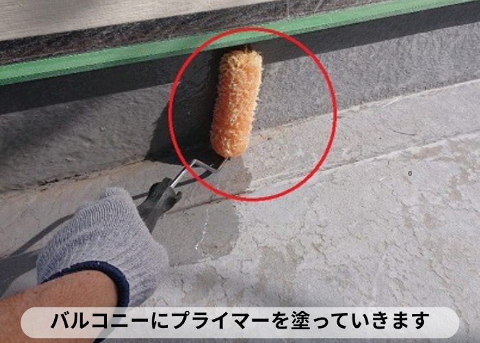 東灘区　バルコニーにプライマーを塗っている様子