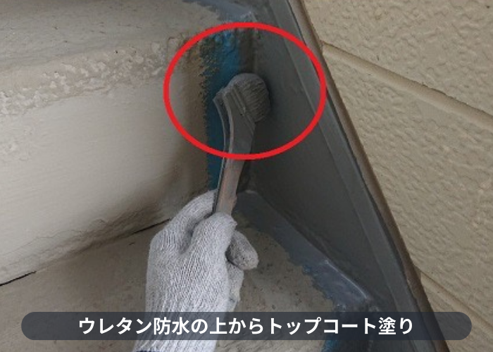 東灘区　ウレタン防水の上からトップコートを塗っている様子