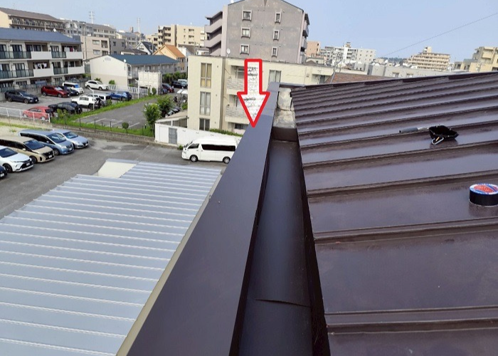 西宮市でパラペット上の笠木交換としてガルバリウム鋼板を使用する現場で笠木新設