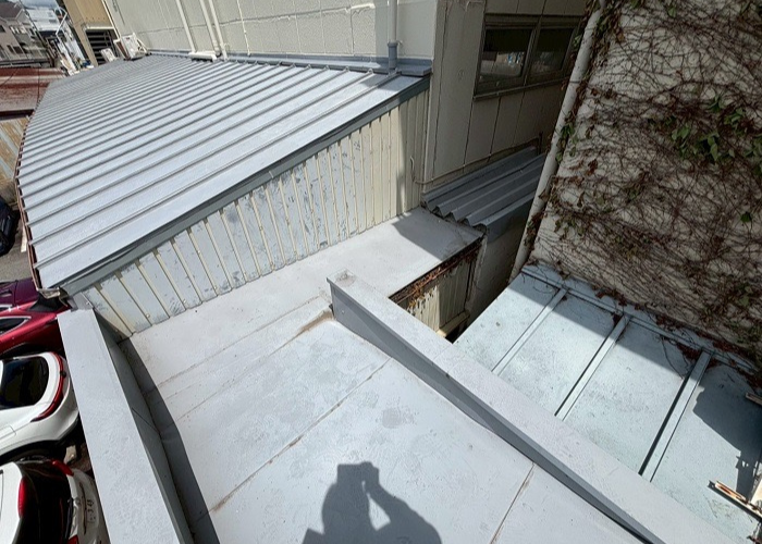宝塚市でテナントの板金工事として雨漏り修繕を行う前の様子