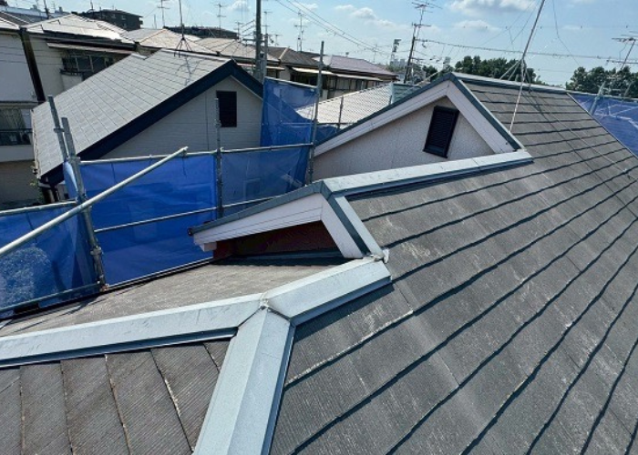 宝塚市で樹脂製の下地材エコナンバーを用いて棟板金交換を行う前の様子