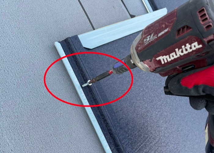 三木市　軽量屋根材「IG工業スーパーガルテクト」をビスで固定している様子