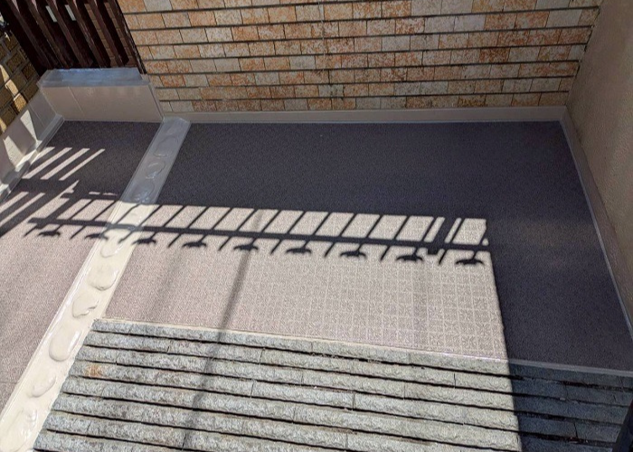 宝塚市で玄関前の土間リフォームとして長尺シートを貼り雨漏り修理した後の様子