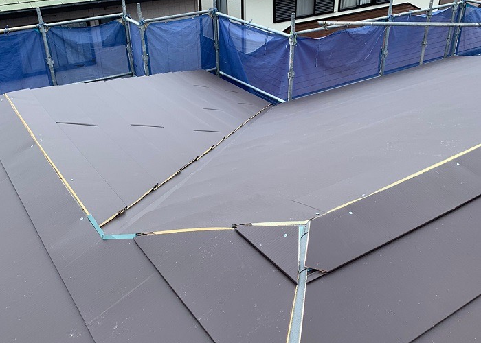 三木市　三木市でのカラーベスト屋根カバー工法でIG工業スーパーガルテクトを葺いている様子