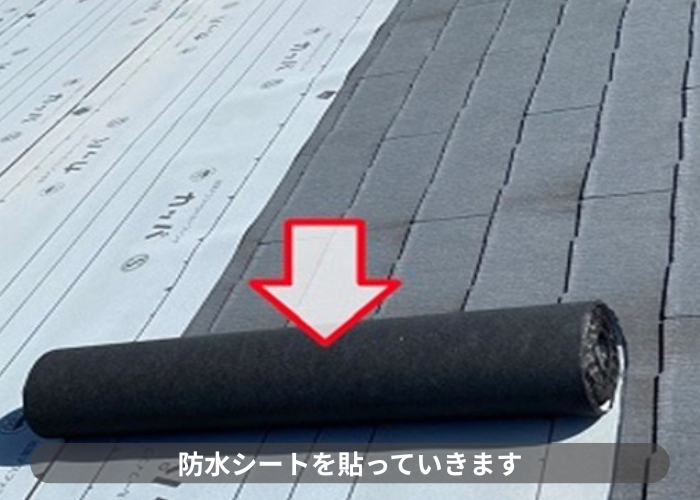 猪名川町　防水シートを貼っている様子