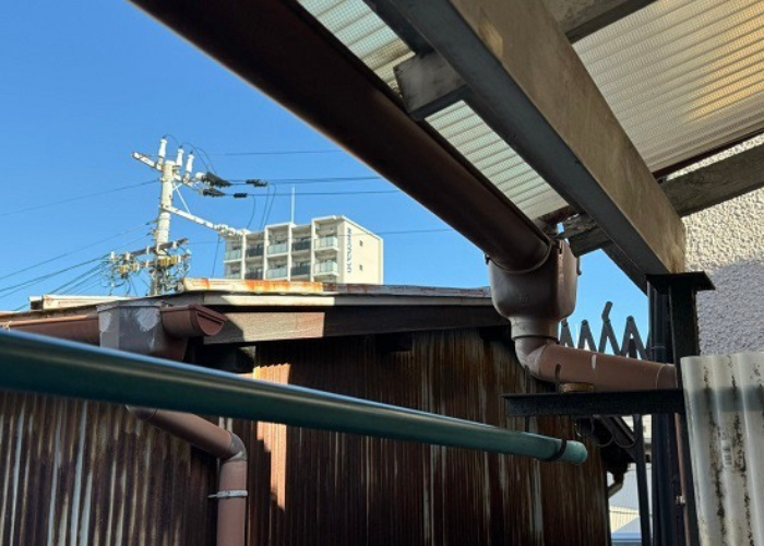 猪名川町　ベランダ屋根の台風対策として雨樋を交換する前の様子