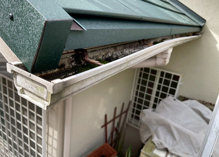 神戸市北区で2階部分の軒樋をシルビスケアPC50へ取り替える前の様子