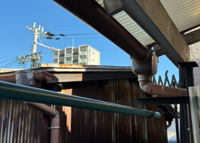猪名川町　ベランダ屋根の台風対策として雨樋を交換する前の様子