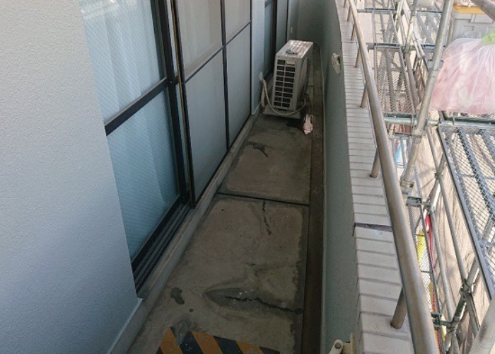 猪名川町　マンションでバルコニーの防水工事を行う前の様子