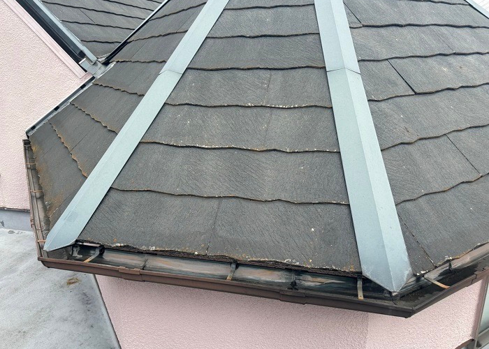 三木市で塩ビ鋼板雨樋のPC50を用いた雨樋交換を行う前の様子