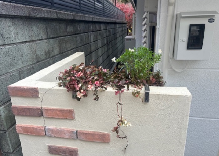 猪名川町　擁壁の笠木取り付けを行う前の様子