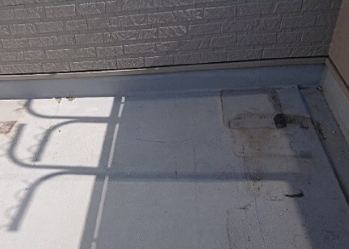 市川町にお住まいの方へ膨れたベランダ土間へのＦＲＰ防水工事を行う前の様子