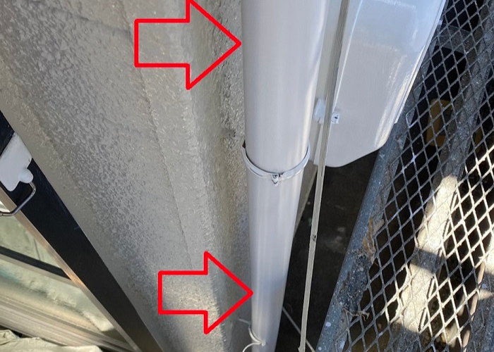 神戸市灘区　雨樋交換で竪樋を取り付けている様子