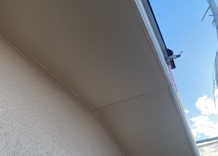 三木市で剥がれた軒天修理でケイカル板に塗装した後の様子