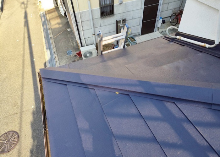 尼崎市でひび割れた下屋根のカラーベストに重ね葺き工事を行た後の様子