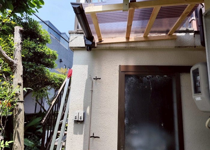 西宮市でテラス屋根の波板貼り替えを行った後の様子