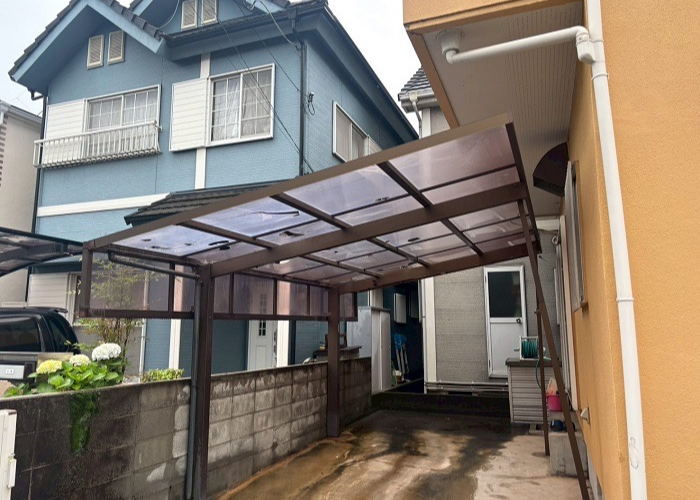 西宮市でカーポート屋根のアクリル板を安価なポリカ波板へ張り替える前の様子
