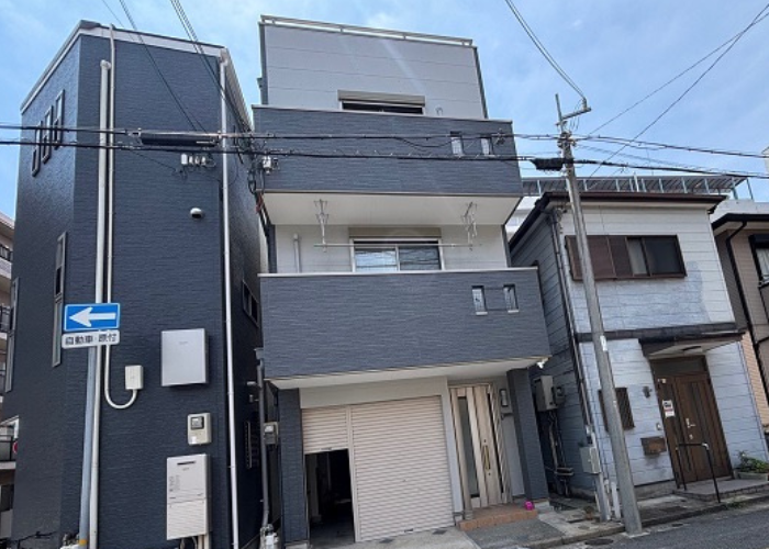 芦屋市で3階建て窯業サイディングの外壁塗装工事を行た後の様子