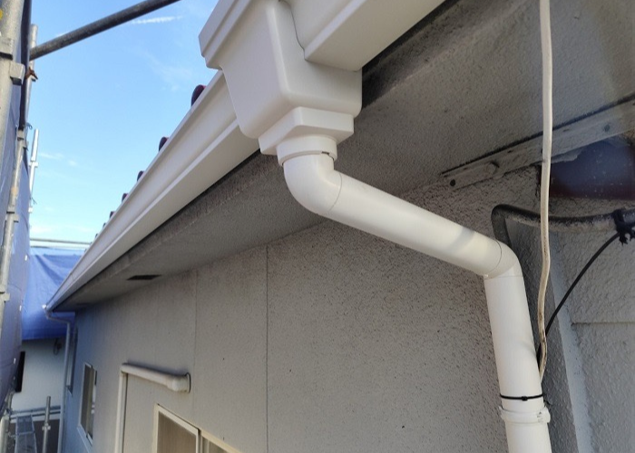 芦屋市で老朽化により水漏れしている塩ビ雨樋を塩ビ鋼板雨樋へ取り替えた後の様子