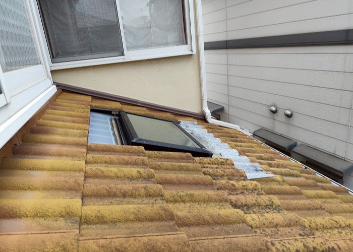伊丹市で下屋根の洋瓦をフレンチに葺き替えて雨漏りを解決する前の様子