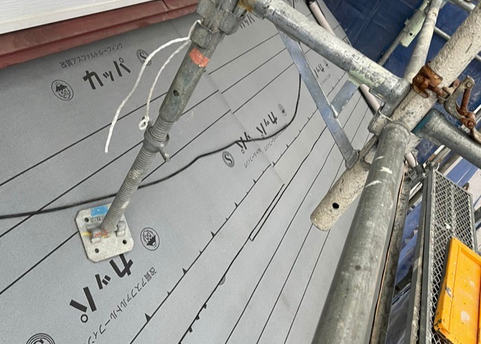 三木市　屋根葺き替え工事で下屋根に防水シートを貼った様子