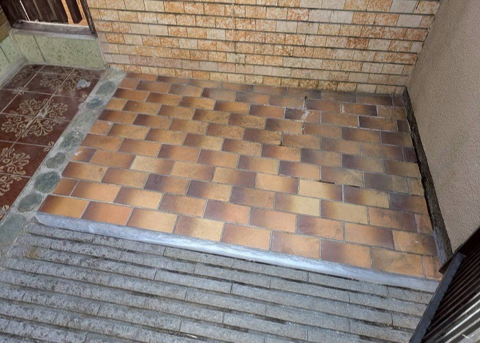 宝塚市で玄関前の土間リフォームとして長尺シートを貼り雨漏り修理する前の様子