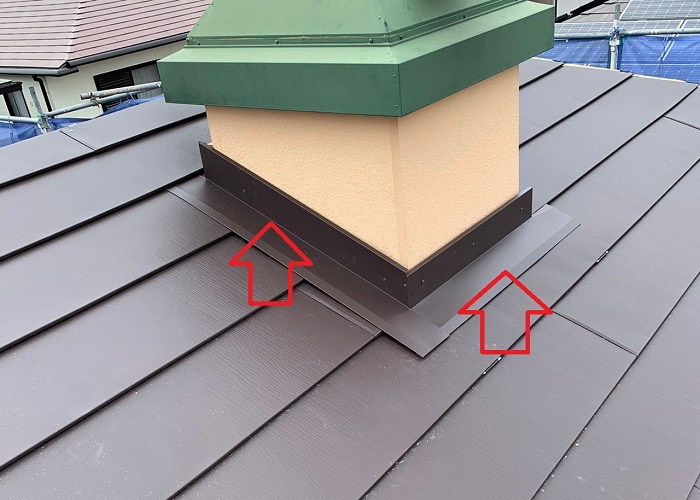 三木市　カバー工法で換気塔廻りに水切りを取り付けている様子