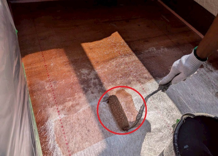 宝塚市で勾配不良の床を木下地で直してＦＲＰ防水を施した現場でマット敷設