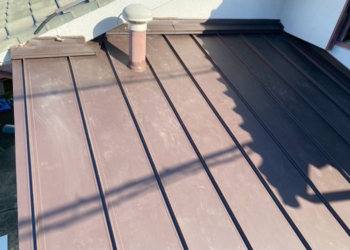 尼崎市で優良業者が瓦棒から立平へ葺き替え工事を行った後の様子